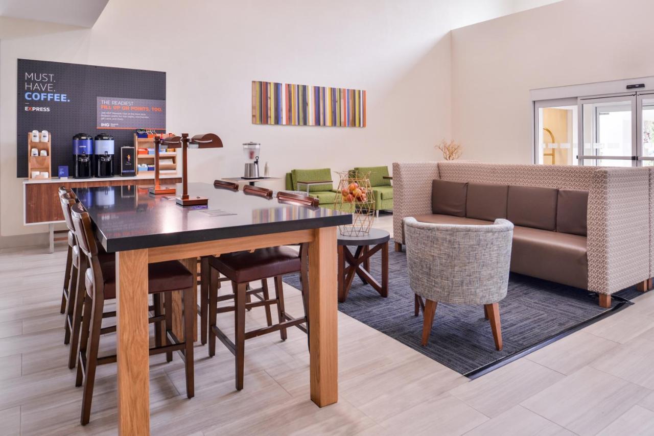Hotel Express Tampa North Telecom Park By Ihg 2*